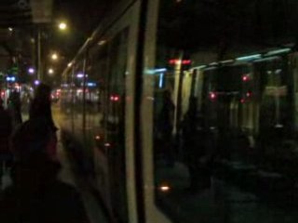 08122008397 le tramway sombre ne prend pas de voyageurs