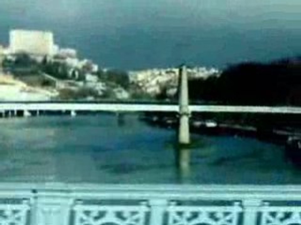 19112008340 le 25 franchit le Rhone