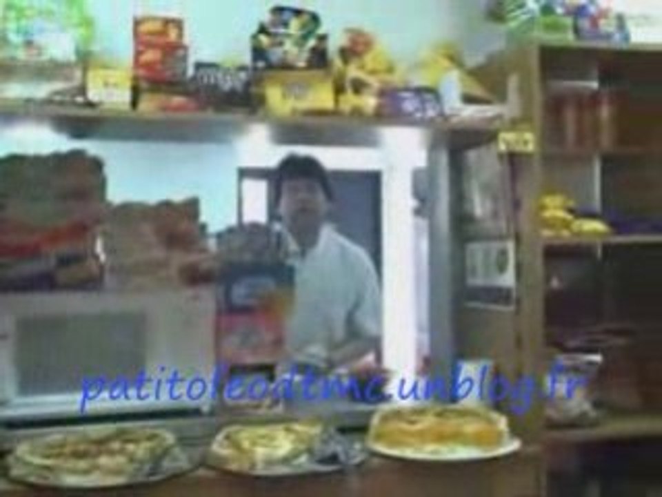 Brenda asnicar dans le bar de Dori média