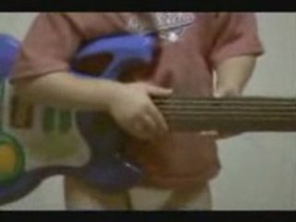 Un enfant joue au rocknroll a la guitare