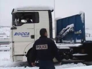Des automobilistes bloqués sur l'A55 enneigée