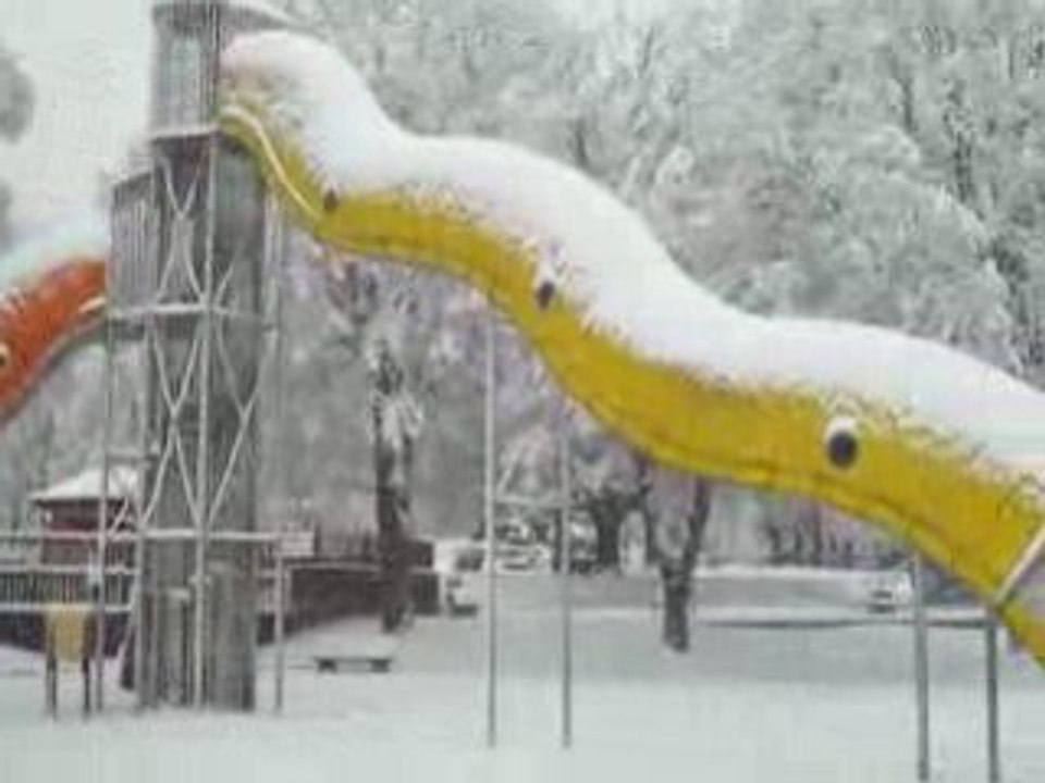 Le grand toboggan sous la neige