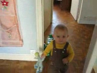 Loulou qui fait des claquettes