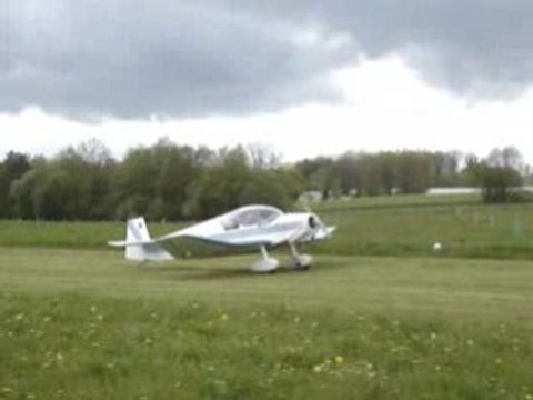 Atterrissage F-POIF Jodel 112 Aéroclub de Sologne.