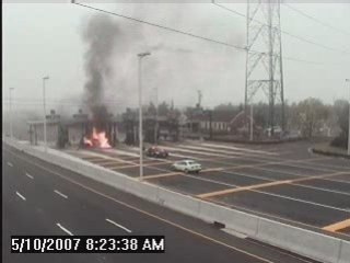 Car - Crash impressionnant au peage