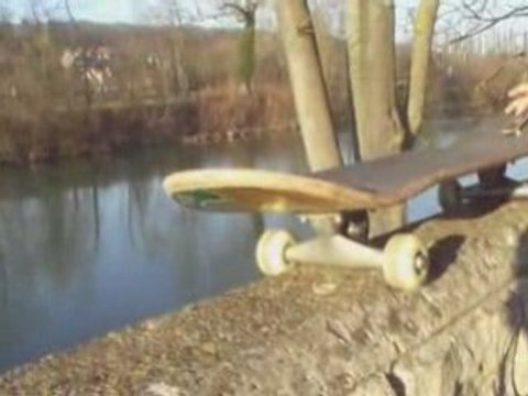 EDDIE MONTE SUR UN SKATE A LA FERTE SOUS JOUARRE