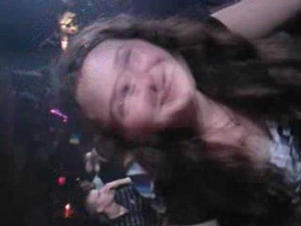 Cindy en train de danser sur un Tabouret