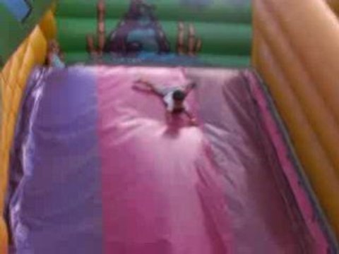 ESTEBAN PEREZ DANS LE CHATEAU GONFLABLE A PAL