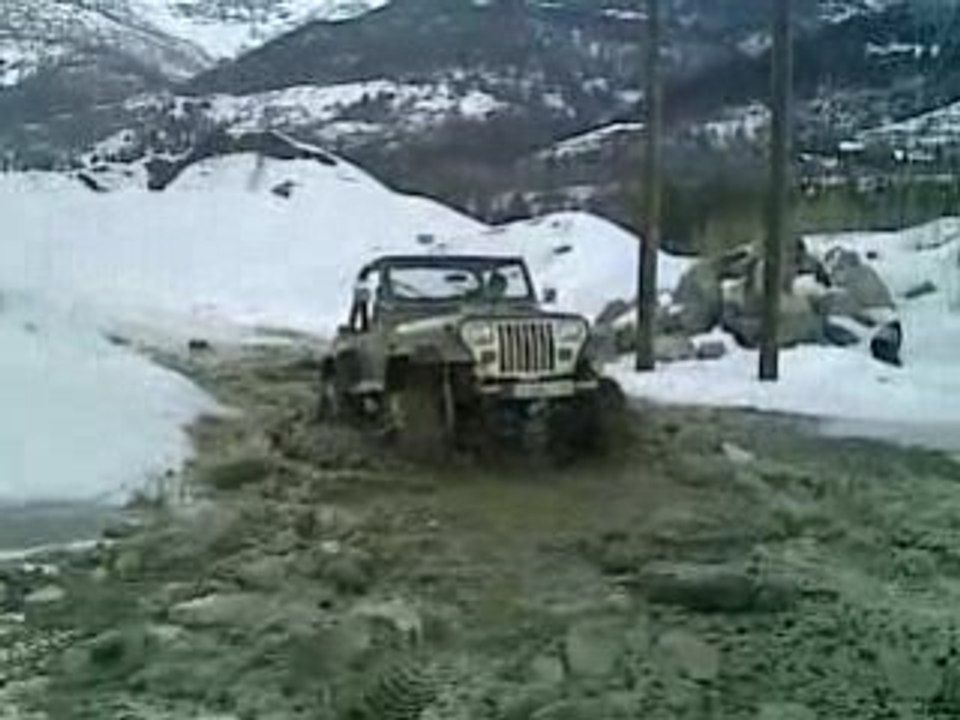 retour de la jeep dans la flaque