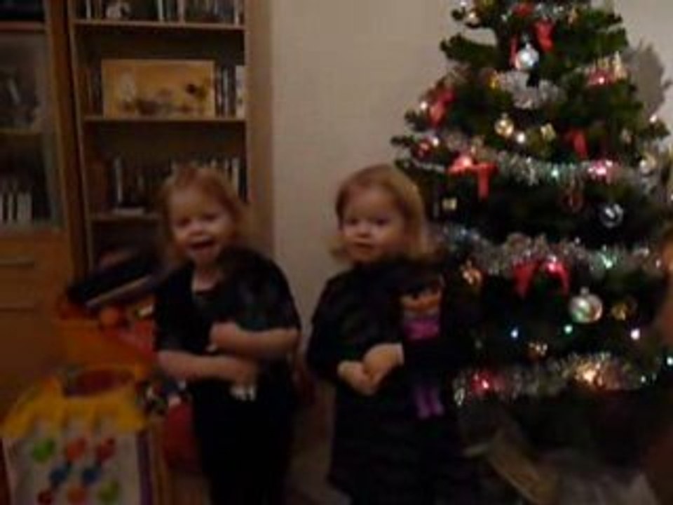 Léna & Chloé chantent petit Papa Noël devant le sapin