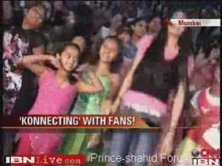 Shahid Kapoor with fan IBNLive (Kismat Konnection)