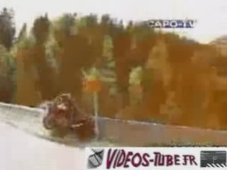 Motard esquive une falaise