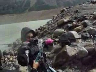 Cruce del río en tirolesa