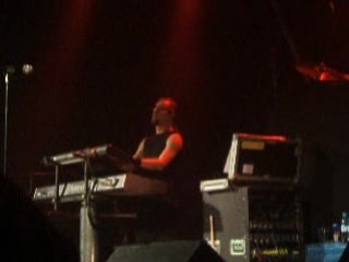 Coen Janssen probando teclados