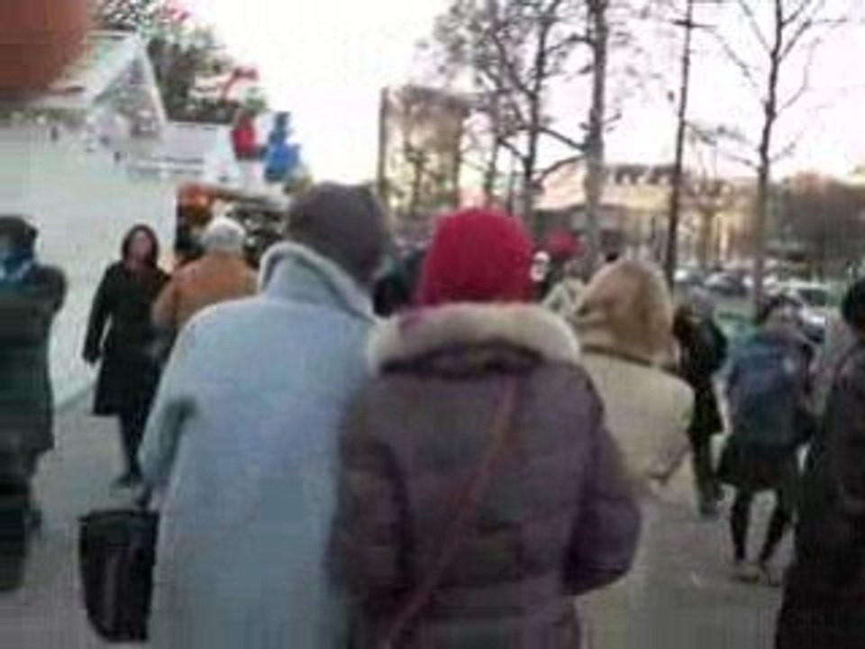 marché de noel sur les champs élysée.