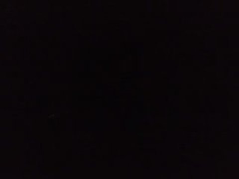 Nedim och jag kastar sten på isen