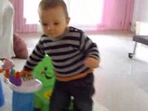 victor sur sa chaise musicale