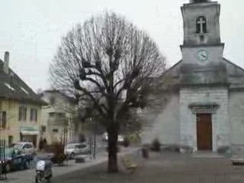 DIVONNE-LES-BAINS: Place de l'église