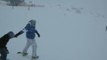 Gilles voor het eerst aan het snowboarden