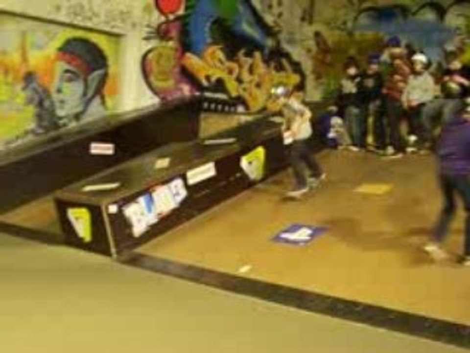 Ollie par dessus petite table...