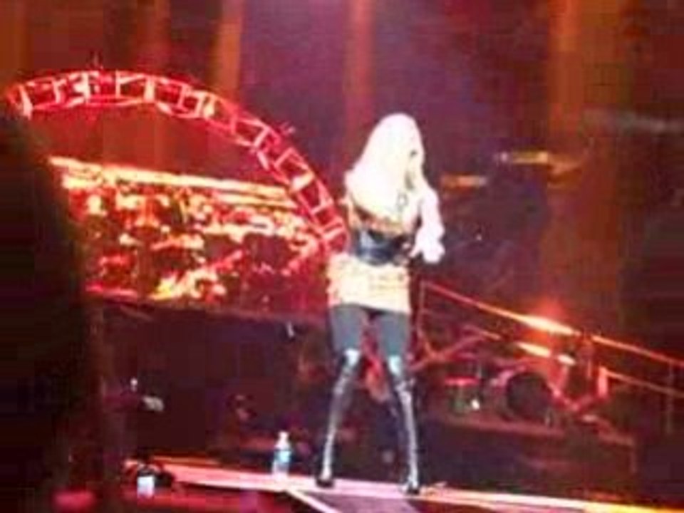 Carrie Underwood Singing Last Name In Philly
