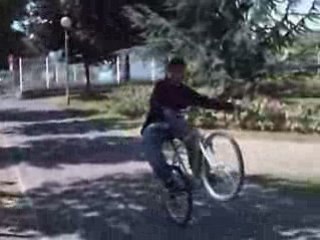 Salim levé une main