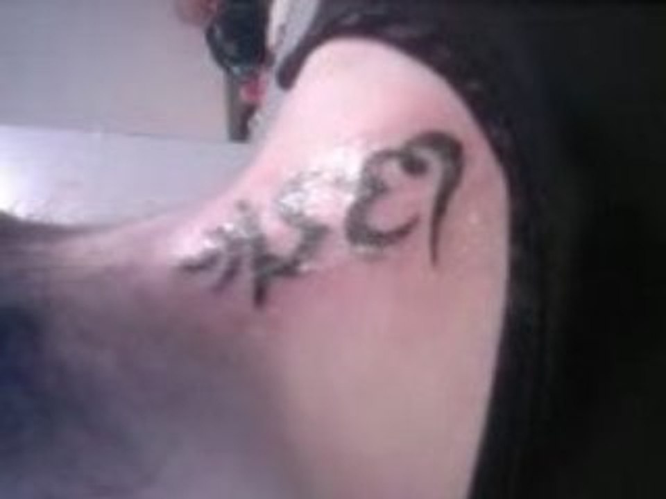 fin du tatouage a la nuque a cavaillon black angel