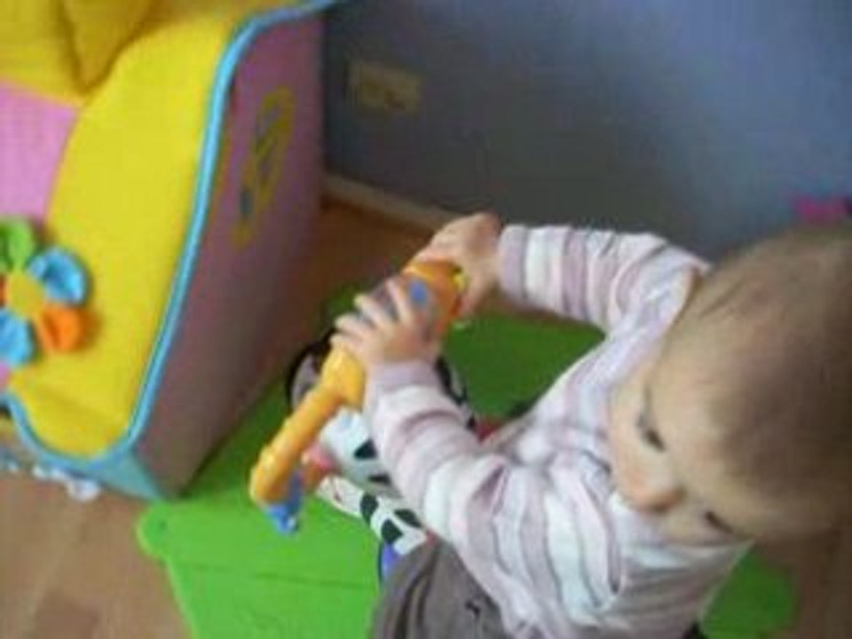 Jade sur le zebre 11 mois