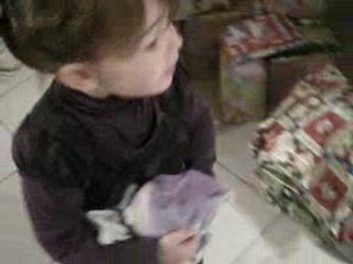 Lilou découvre les cadeaux 1