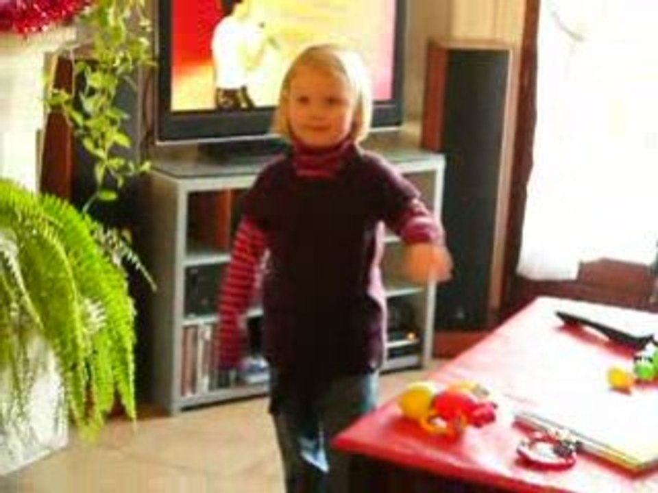 lulu, toujours à fond dans mika !! et Amandine s'y met !!