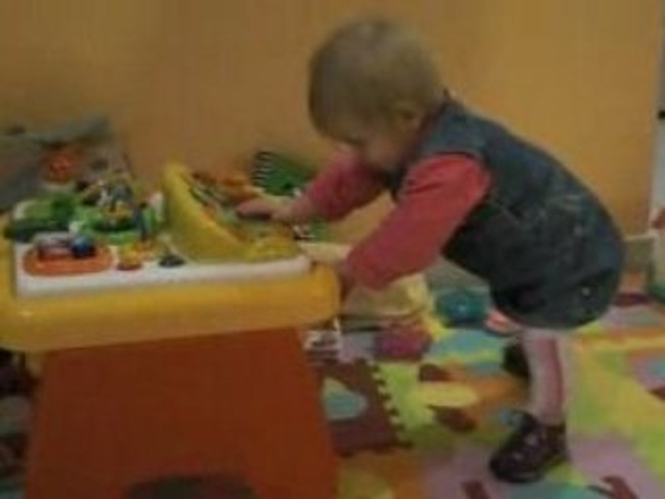 Célia essaie de se lever!!!!