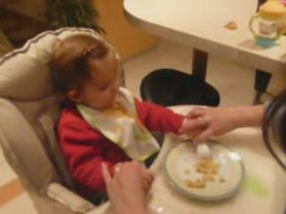 lucile mange avec sa fourchette
