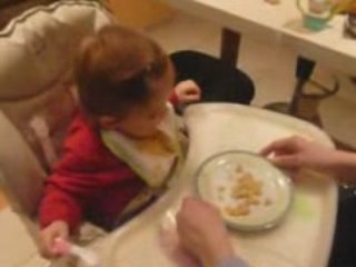 lucile mange avec sa fourchette suite