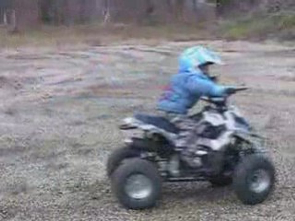 romain 4 ans premiers tours de roues en mini quad
