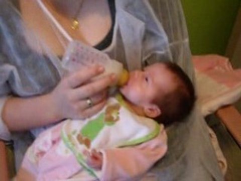 alicia qui boit son biberon