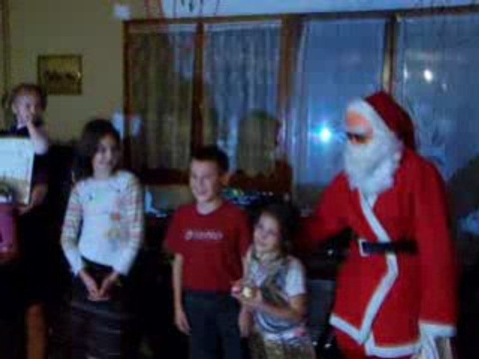 Les enfants qui chantent petit papa noel