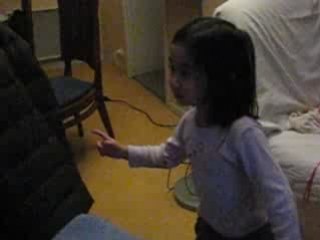 Fantine danse sur la chanson de papa