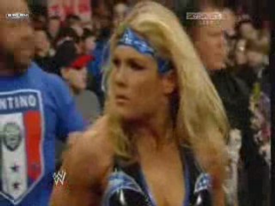 Une fan sur le ring!!! a la wwe (raw)