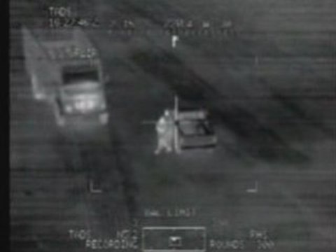 Tirs sur hommes non armés (taches blanches =sang)