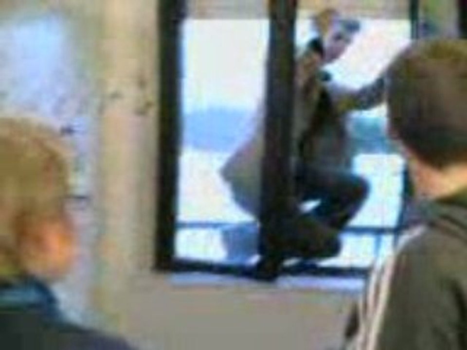 Locataire surpris en train de bricoler!