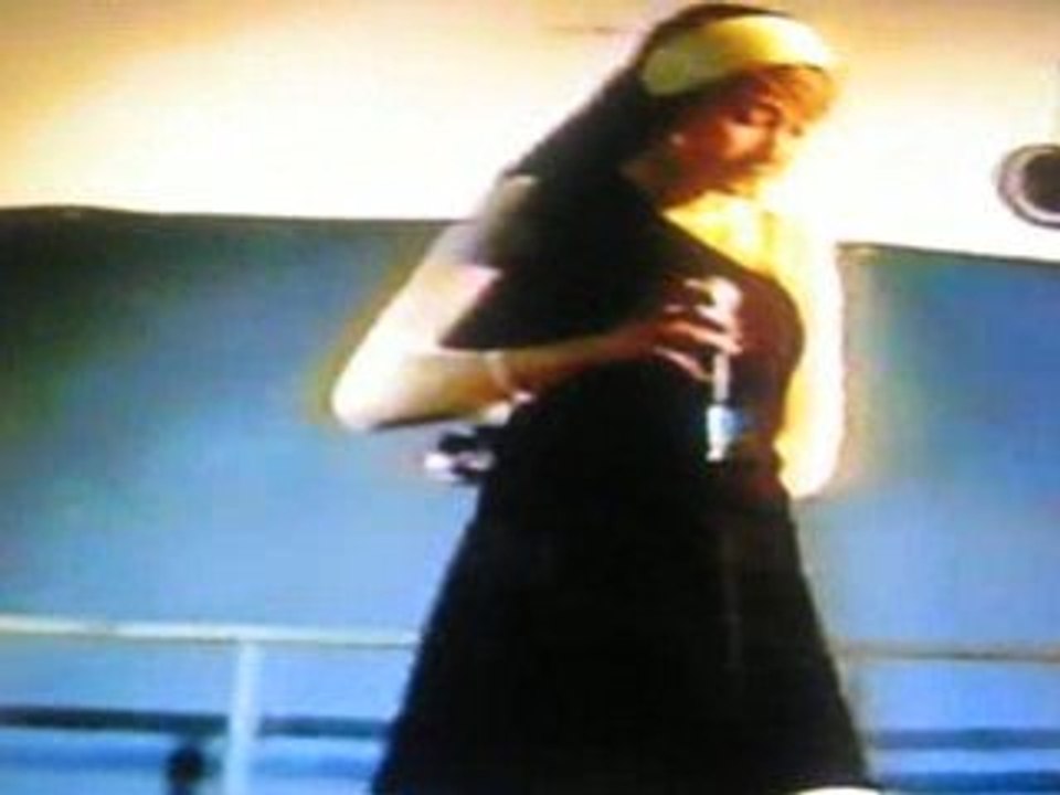 Kenza petite chante tina aréna  Aller plus haut