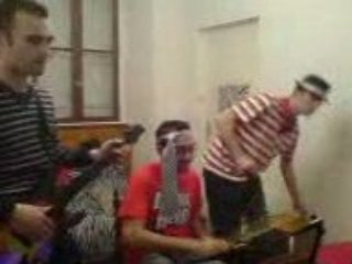 guitar hero le groupe s'excuse pour le chanteur...