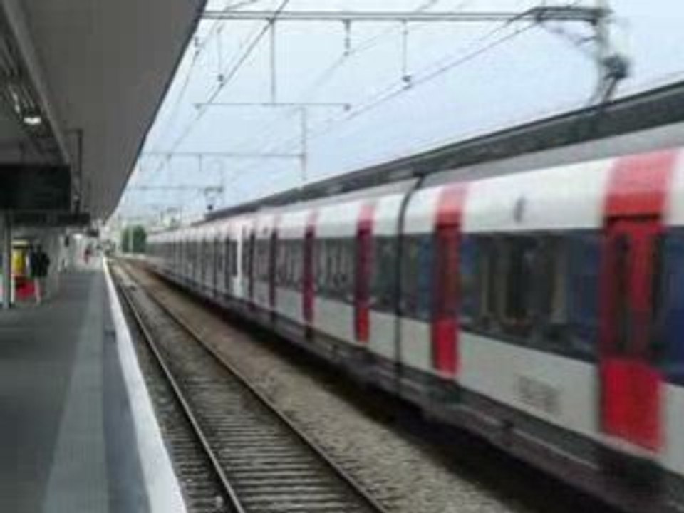 Passage d'une UM de MI 79 en gare de Laplace