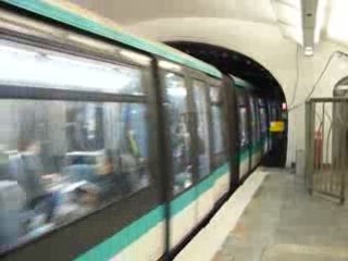 Deux MP 89 à Bérault sur la ligne 1 du métro Parisien