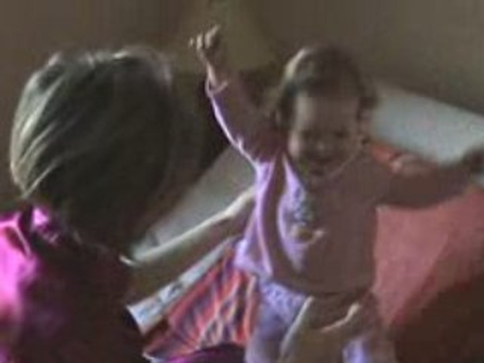 Yanaelle s'amuse avec maman