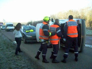 accident : une voiture sur le flanc