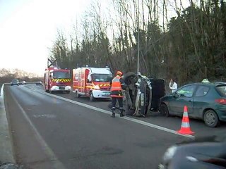 accident : une voiture sur le flanc