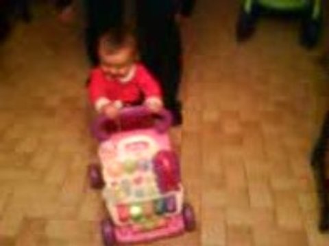 Déborah marche avec son pousseur