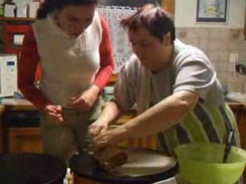 Une napolitaine fait les crepes en Bretagne