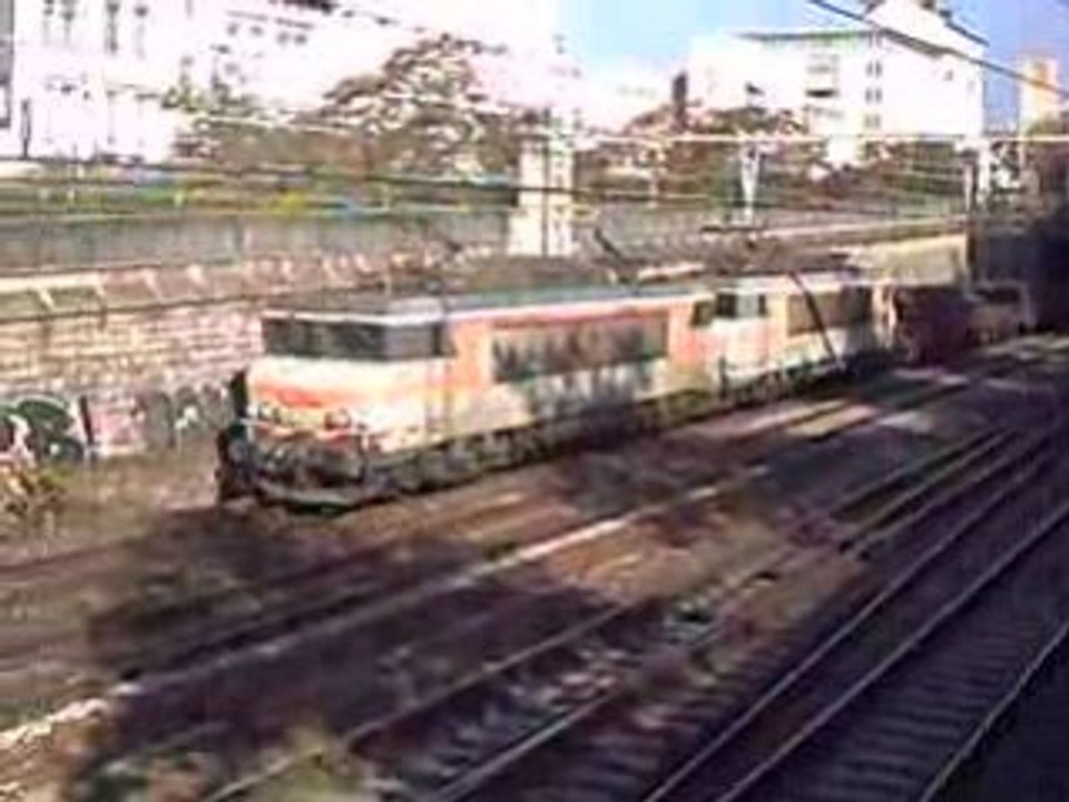 BB 7373 nez cassé+BB 7400 nez cassé+2 trains TER à Lyon le 25.10.08